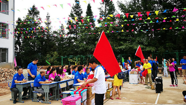 共同前行， 温暖你我——徐州雅博app官方入口统一医药连锁销售有限公司贵州修文小学助学行